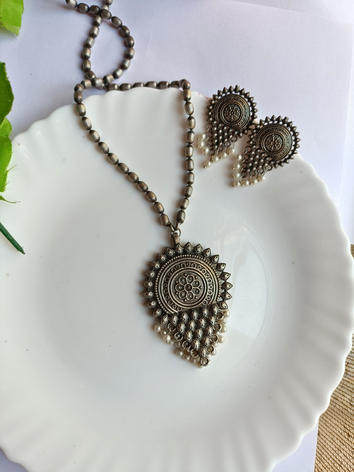 Girisha Pendant Set