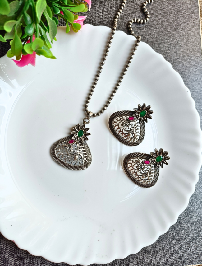 Aarika Pendant Set