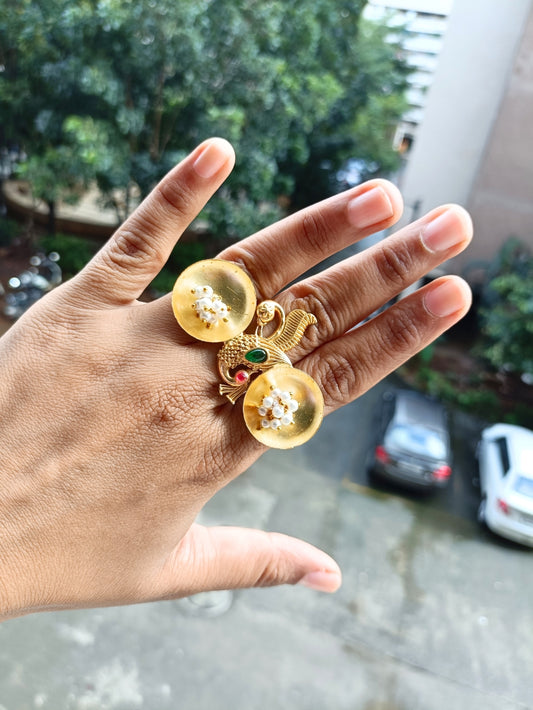 Saisha Golden Finger Ring