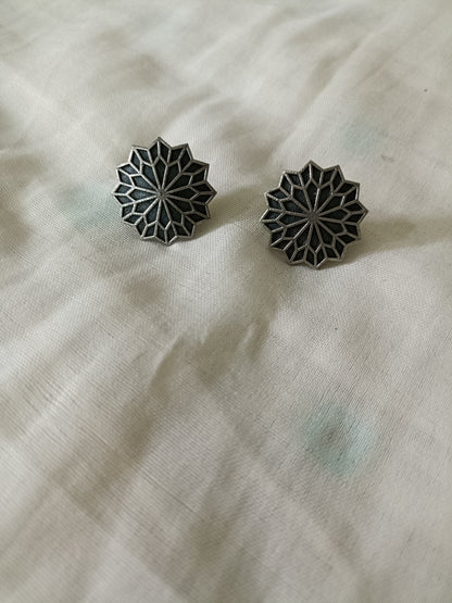 Minimalistic Oxidised Stud