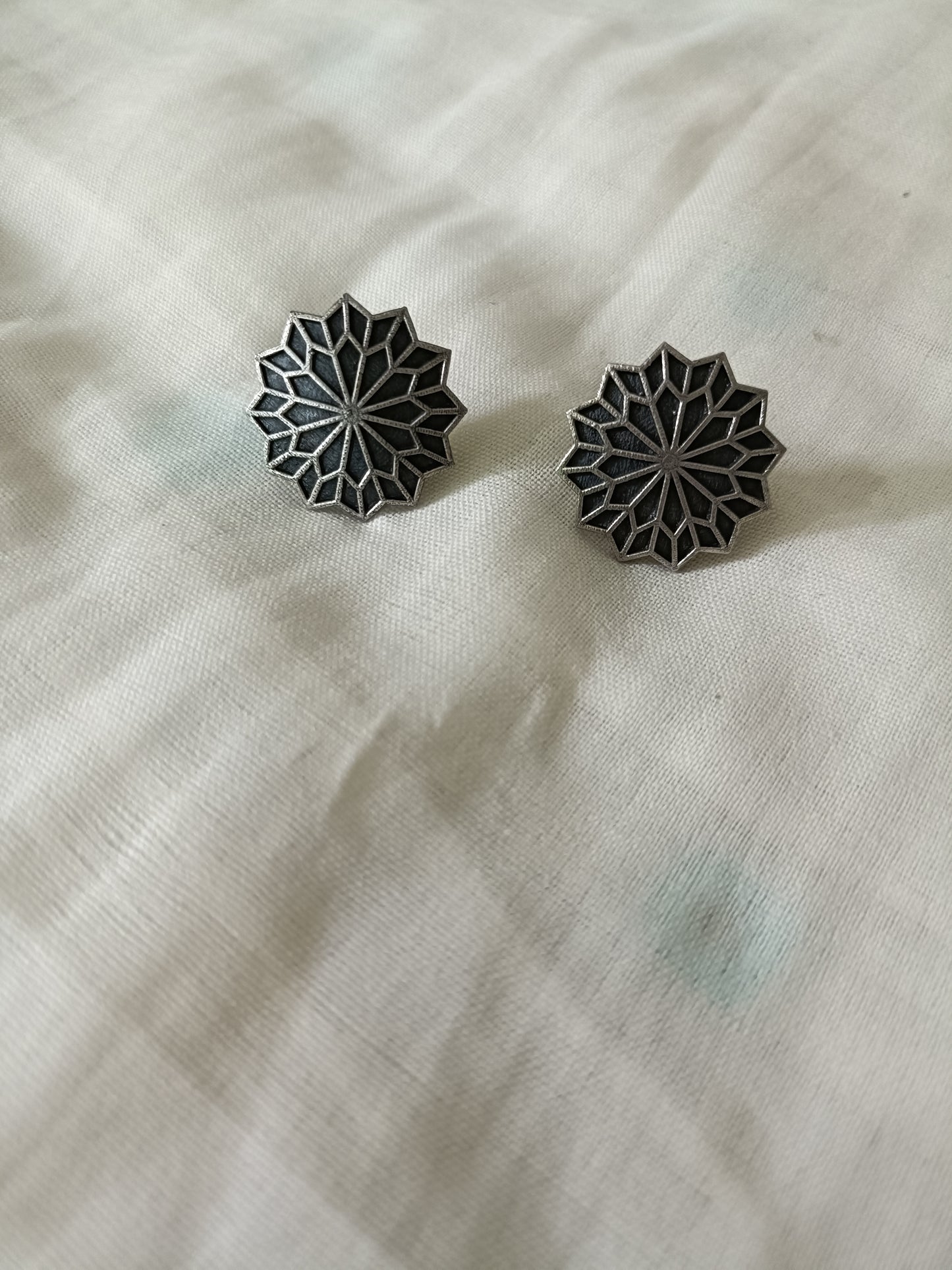 Minimalistic Oxidised Stud