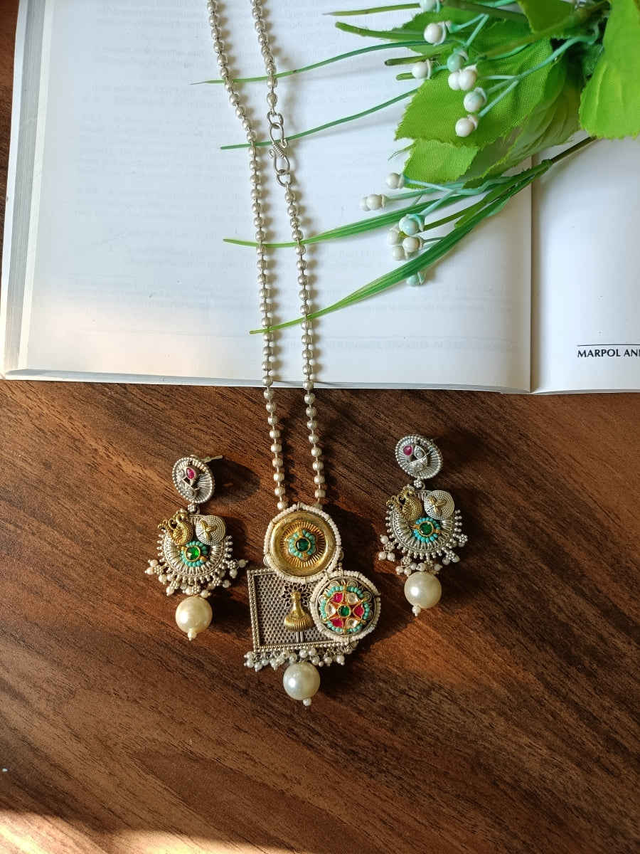 Turvi Kundan Pendant Set