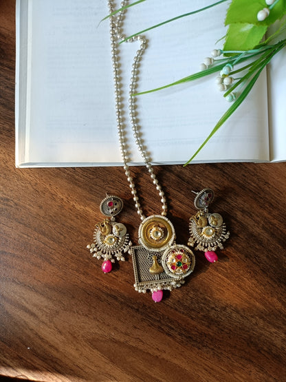 Turvi Kundan Pendant Set