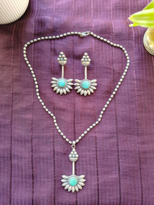 Nyra Neel Floral Necklace