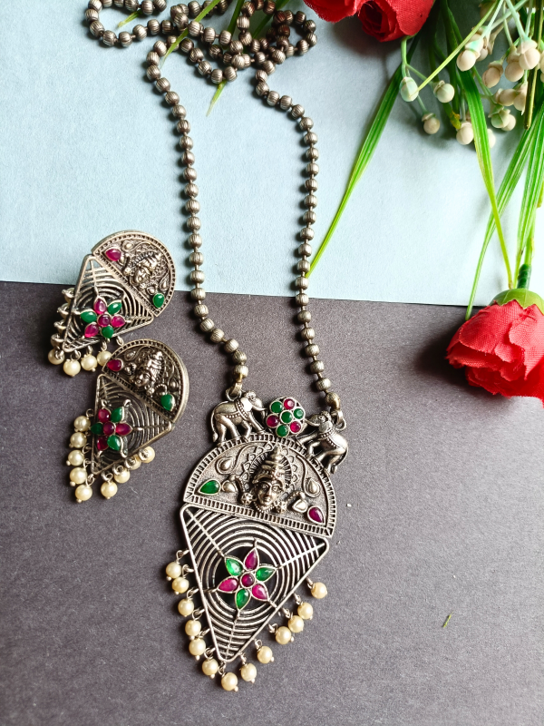 Vaidehi Antique Pendant Set