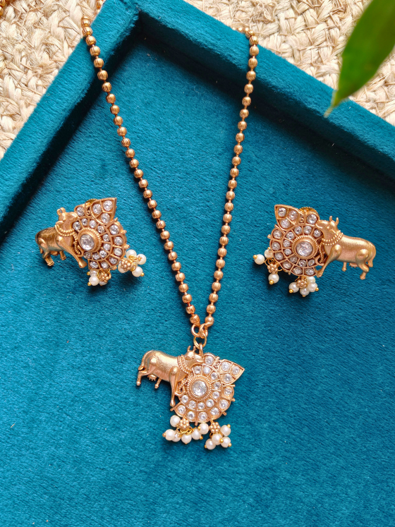 Gold Nandi Pendant Set