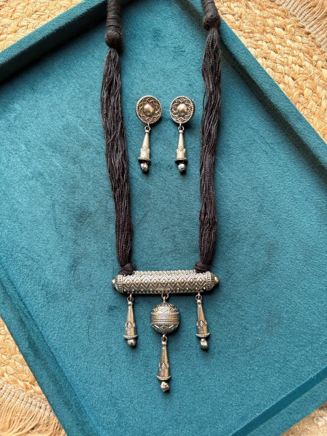 Viha Thread Pendant Set