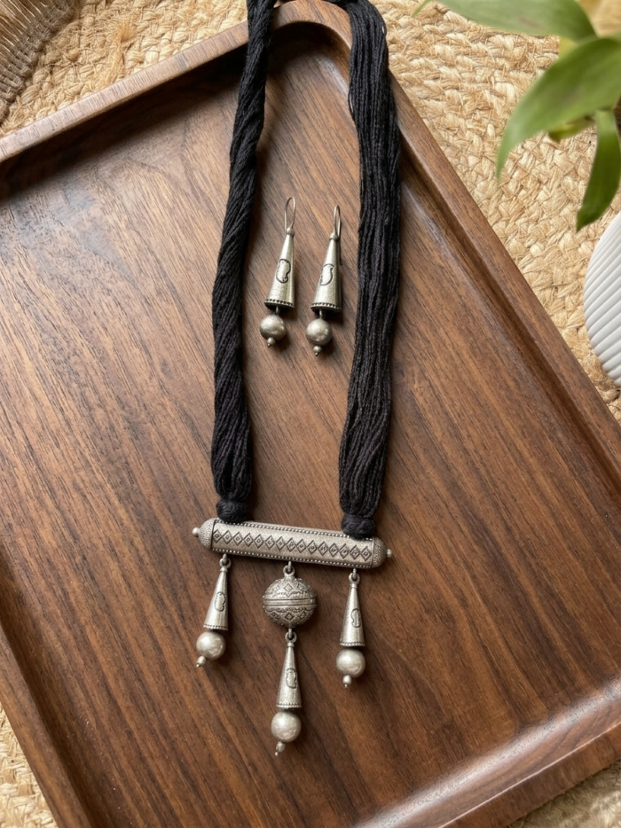 thread necklace