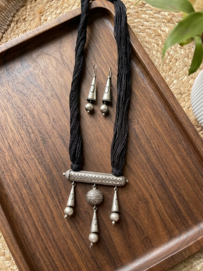 thread necklace